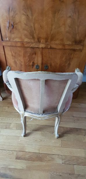 Bergère et fauteuil au modèle, en bois mouluré...