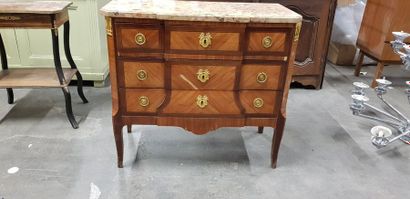Lot de meubles comprenant une petite commode...