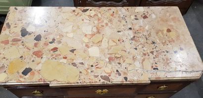 Lot de meubles comprenant une petite commode...