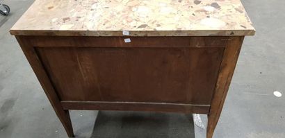 Lot de meubles comprenant une petite commode...