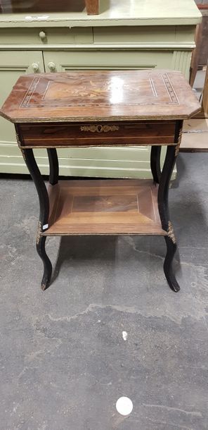 Lot de meubles comprenant une petite commode...