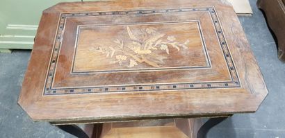 Lot de meubles comprenant une petite commode...