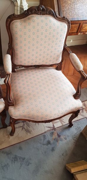 Suite de 4 larges fauteuils et 2 chaises...