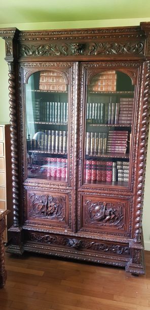 Armoire en chêne sculpté d’un décor de « Musique »...