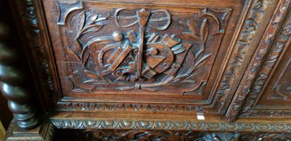 Armoire en chêne sculpté d’un décor de « Musique »...