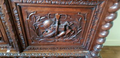 Armoire en chêne sculpté d’un décor de « Musique »...