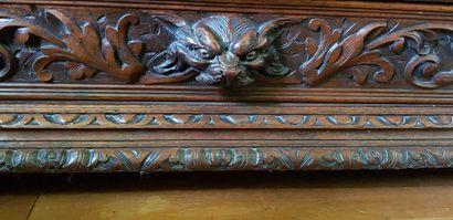 Armoire en chêne sculpté d’un décor de « Musique »...