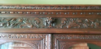 Armoire en chêne sculpté d’un décor de « Musique »...