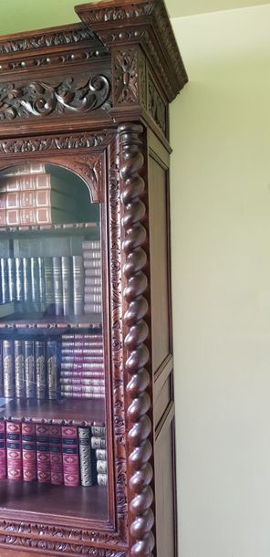 Armoire en chêne sculpté d’un décor de « Musique »...