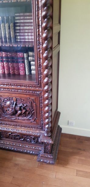 Armoire en chêne sculpté d’un décor de « Musique »...