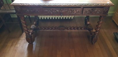 Bureau droit en chêne sculpté dans le goût...