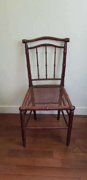 Petite chaise foncée de canne en bois de...