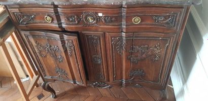 Un buffet ouvrant à deux battants en bois...