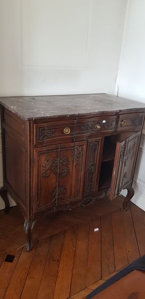 Un buffet ouvrant à deux battants en bois...