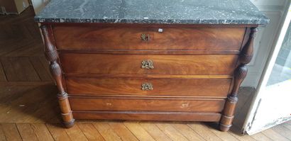 Une commode quatre tiroirs dessus marbre...