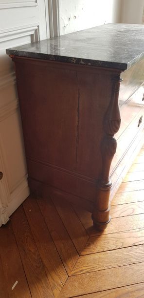Une commode quatre tiroirs dessus marbre...