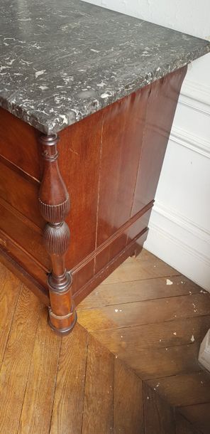Une commode quatre tiroirs dessus marbre...