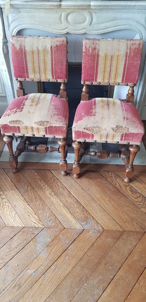 Une paire de chaises, en l'état.