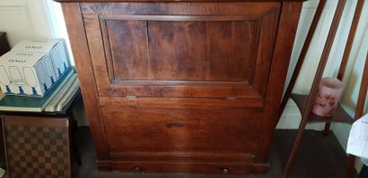 Mobilier courant : sellette, bahut en bois...