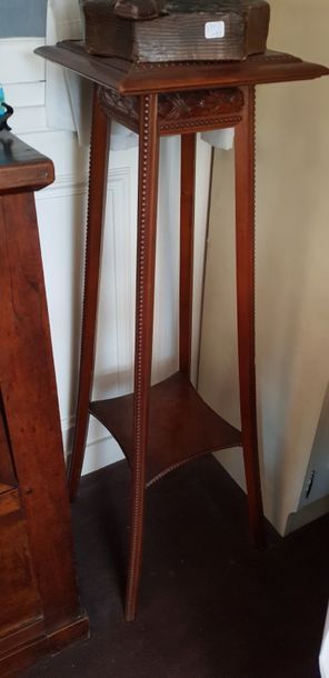 Mobilier courant : sellette, bahut en bois...