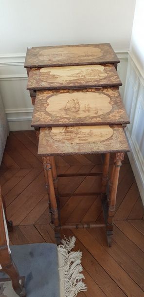 Suite de 4 tables gigogne en bois de placage...