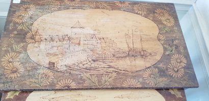 Suite de 4 tables gigogne en bois de placage...