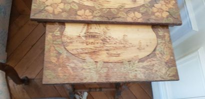 Suite de 4 tables gigogne en bois de placage...