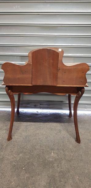 Petite coiffeuse style Art Nouveau. Petits...