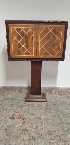 Un ensemble de meubles en bois sculpté et...