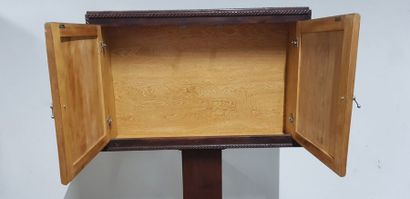 Un ensemble de meubles en bois sculpté et...