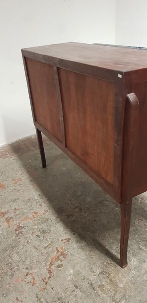 Un ensemble de meubles en bois sculpté et...