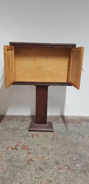 Un ensemble de meubles en bois sculpté et...