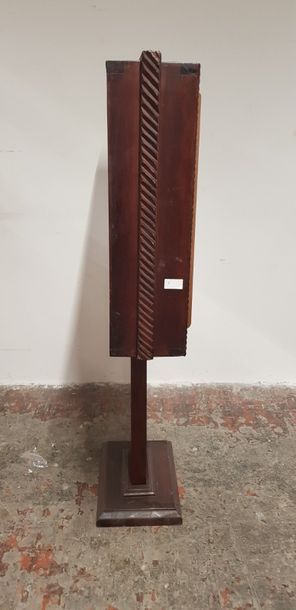 Un ensemble de meubles en bois sculpté et...