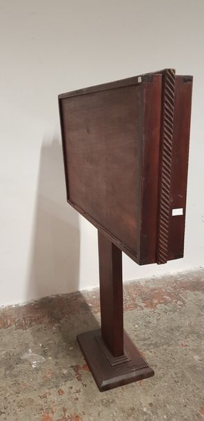 Un ensemble de meubles en bois sculpté et...