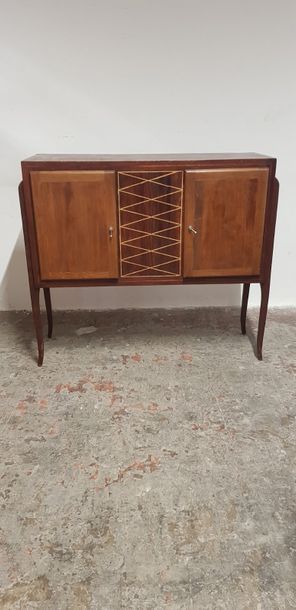 Un ensemble de meubles en bois sculpté et...