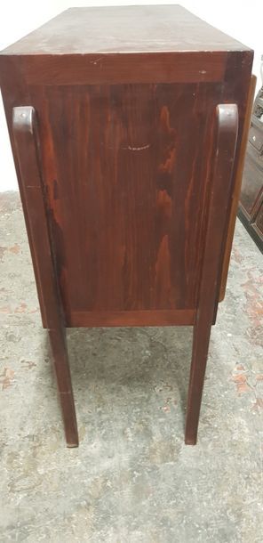 Un ensemble de meubles en bois sculpté et...