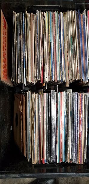 1 caisse de disques vinyls 33 tours et et...