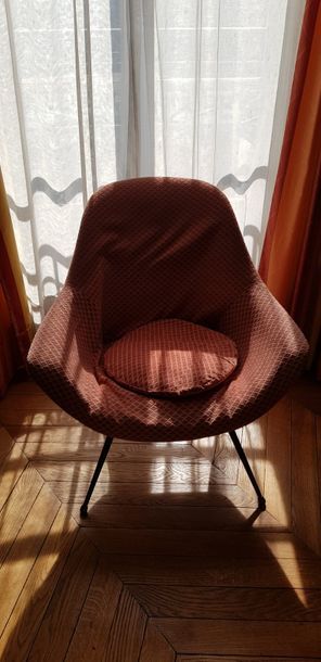 Une chauffeuse et une chaise regarnies d'un...