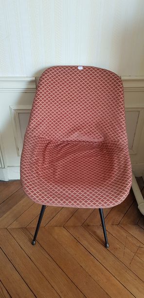 Une chauffeuse et une chaise regarnies d'un...