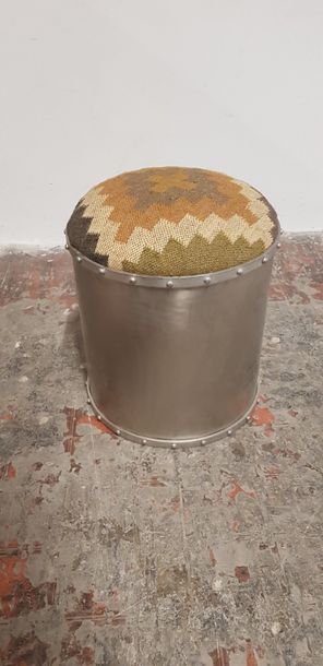 Un tabouret en métal et on joint une table...