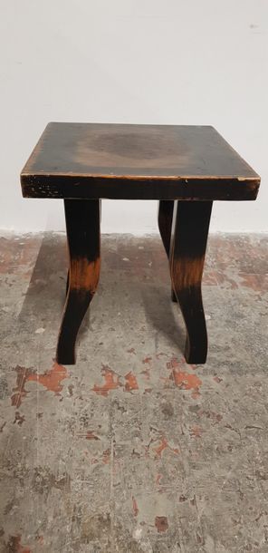 Un tabouret en métal et on joint une table...