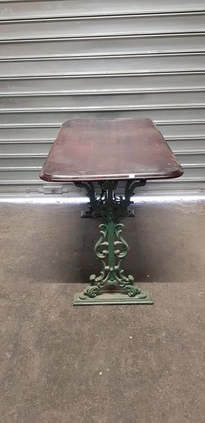 Mobilier de jardin : 1 table piètement en...