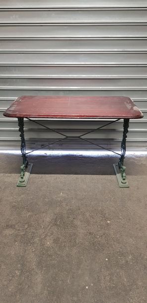 Mobilier de jardin : 1 table piètement en...