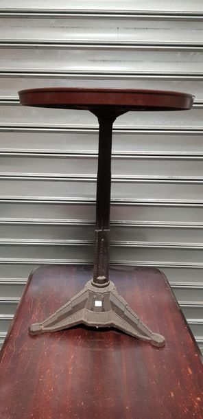 Mobilier de jardin : 1 table piètement en...