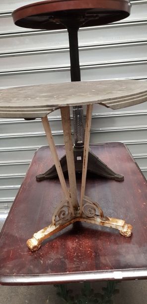 Mobilier de jardin : 1 table piètement en...