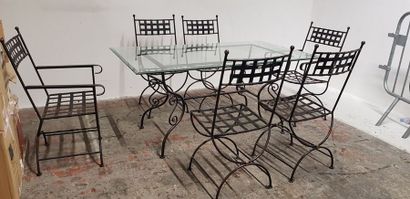 Un ensemble mobilier de jardin en fer forgé...