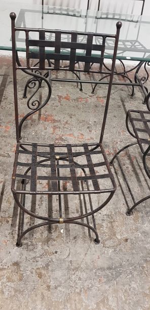 Un ensemble mobilier de jardin en fer forgé...