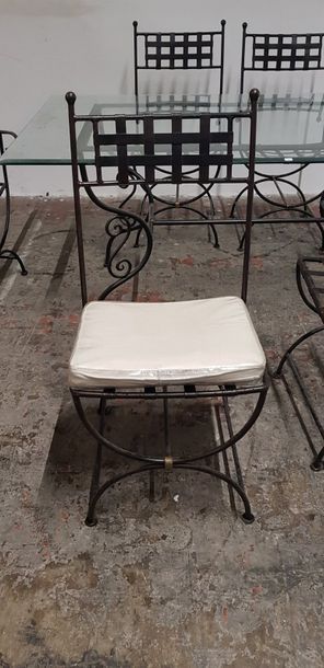 Un ensemble mobilier de jardin en fer forgé...