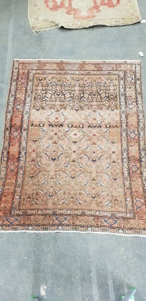IRAN ?

Tapis laine et soie à décor de volatiles...