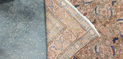 IRAN ?

Tapis laine et soie à décor de volatiles...